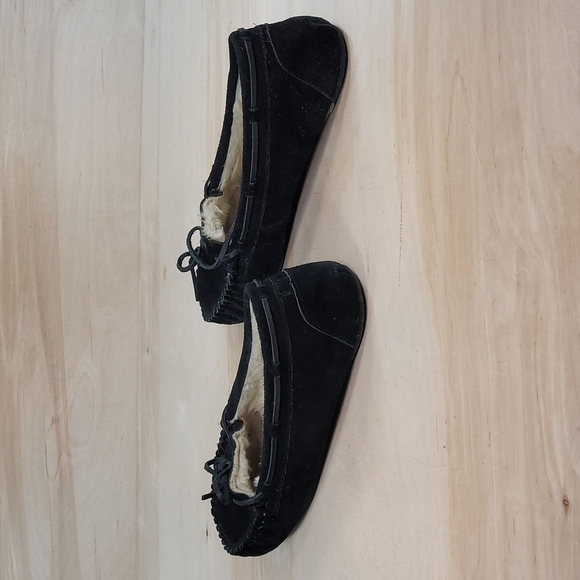 Minnetonka Moccasin Black Women's Slippers - Picture 6 of 10